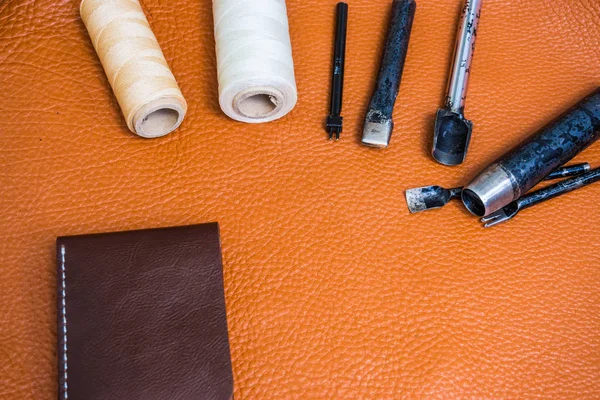 Cuero con herramienta artesanal para hacer billetera en cuero marrón backgroun — Foto de Stock