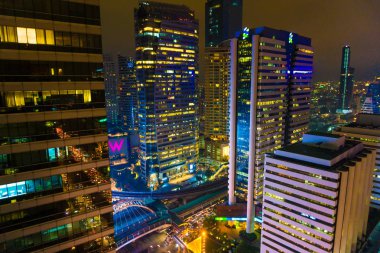 Trafik sıkışıklığı gece bina, araba ışığın hareketi ile modern şehir içinde