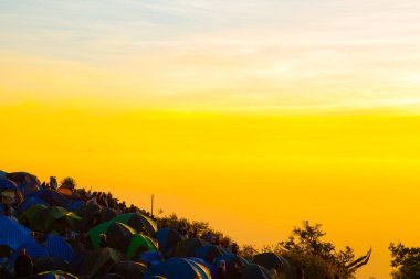 Sun rise görünümü dağ tepe üzerinde ise kamp çadırı