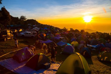 Sun rise görünümü dağ tepe üzerinde ise kamp çadırı
