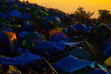 Sun rise görünümü dağ tepe üzerinde ise kamp çadırı
