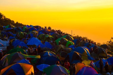 Dağ zirvesi için kamp hiker gündoğumu görmek