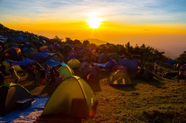 Sun rise görünümü dağ tepe üzerinde ise kamp çadırı