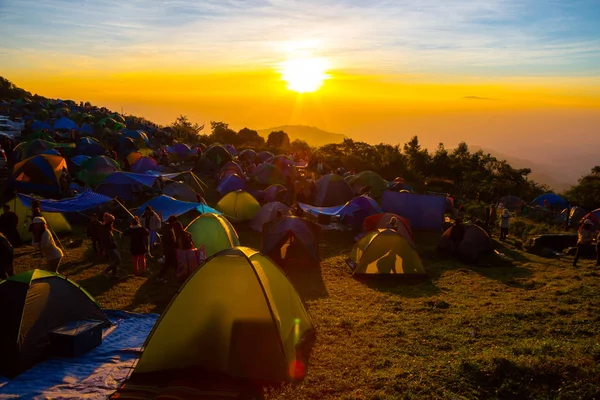 Tienda de campaña mientras amanece vista en el pico de la montaña —  Fotos de Stock