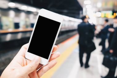 Boş perde smartphone el tren istasyonunda