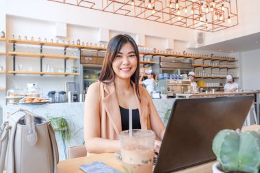 Modern kahve dükkanında dizüstü bilgisayarda yazarak kadınlar