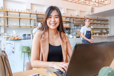 Modern kahve dükkanında dizüstü bilgisayarda yazarak kadınlar