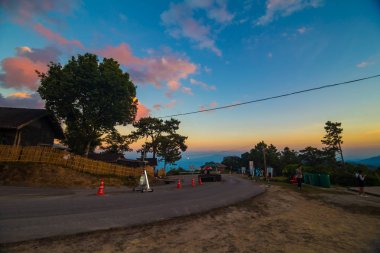 Günbatımı kırsal road, doğa manzara ile dağda
