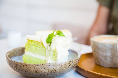 Beyaz masada Matcha yeşil çay pastası