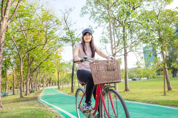 Красивые женщины-байкер в зеленом городском парке — стоковое фото