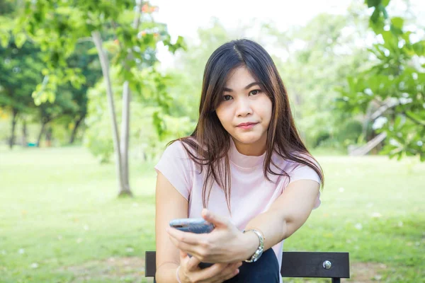 Retrato Mulher Negócios Sentado Banco Parque Verde Usando Telefone Para — Fotografia de Stock