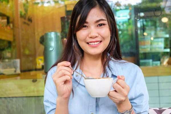 コーヒー ショップでホットのカフェラテを保持する上でかなりアジア女性 — ストック写真