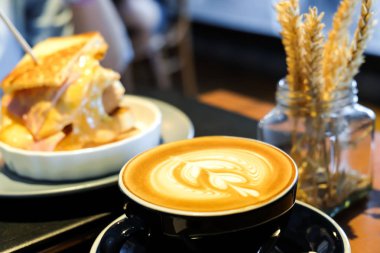 Ahşap masa, İçecek iş nesnesi üzerinde sıcak latte kahve fincan