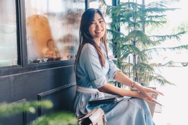 Vintage kafede otururken cep telefonu kullanarak iş kadınları