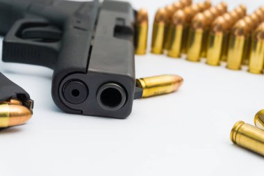 Yarı otomatik tabanca ve Fmj mermi 9 mm beyaz arka plan üzerinde izole