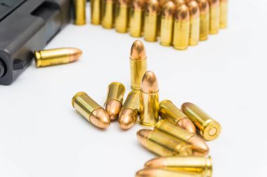 Siyah polimer 9mm tabanca ve tam Metal ceket madde işaretleri