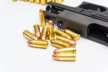 Yarı otomatik tabanca ve Fmj mermi 9 mm beyaz arka plan üzerinde izole