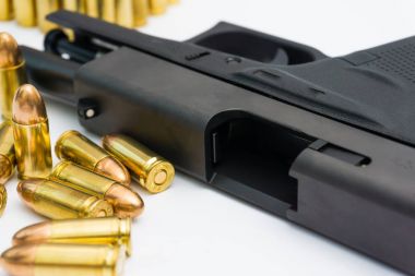 Siyah polimer 9mm tabanca ve tam Metal ceket madde işaretleri