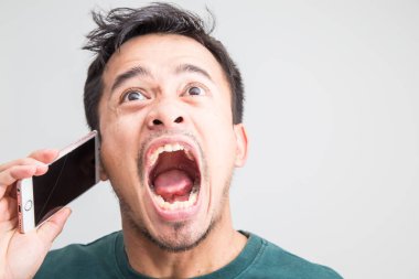 Beyaz arka plan üzerinde telefonda konuşan öfkeli adam