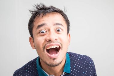 Son derece sinirli Asya adam yüz portresi