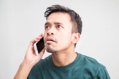 Bıyık sakal Asya adam telefonda konuşurken üzgün hissediyorum
