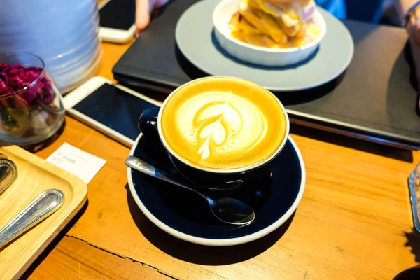 Tasse Heißen Latte Coffee Auf Holztisch Getränkegeschäft Objekt — Stockfoto