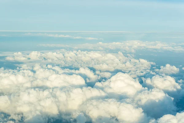 朝雲の雰囲気の背景が付いている空 — ストック写真