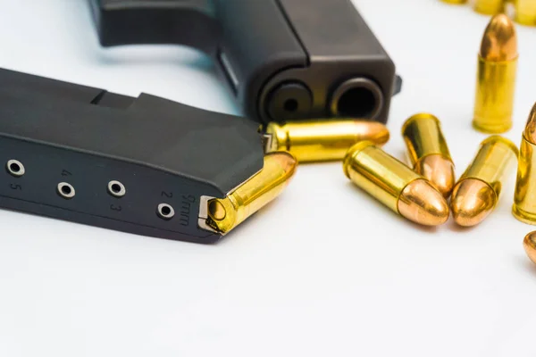 Pistola Negra Del Polímero Balas Completas Chaqueta Del Metal Aisladas —  Fotos de Stock