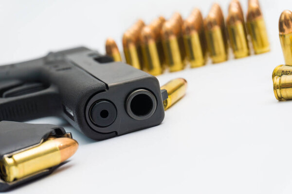 Полуавтоматический пистолет и патрон FMJ 9 мм
