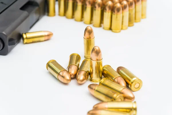 Pistola de polímero negro de 9mm y balas de chaqueta de metal completo —  Fotos de Stock