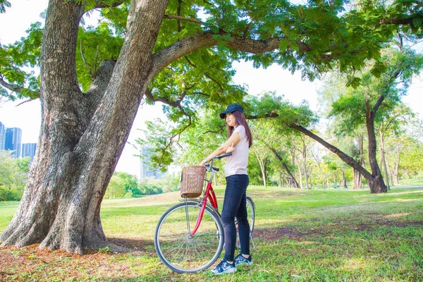 Chica Feliz Wih Bicicleta Roja Relajarse Parque Ciudad Deporte Concepto — Foto de Stock