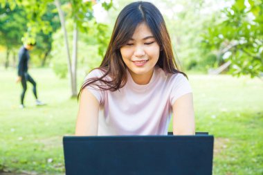 Kadınlar dizüstü doğa citypublic Park'ta kullanma