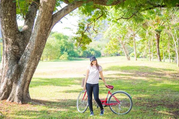 Ευτυχισμένος Κορίτσι Wih Κόκκινο Ποδήλατο Χαλαρώσετε Στην Πόλη Έννοια Πάρκο — Φωτογραφία Αρχείου
