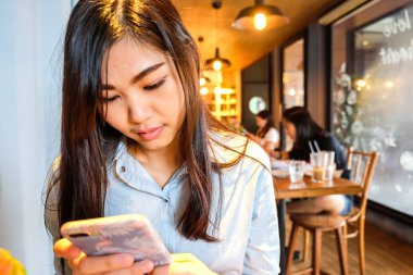 Güzel kadınlar sosyal medya ve oyun oyun için cep telefonu kullanarak 