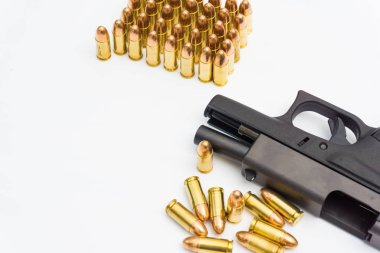 Siyah polimer 9mm tabanca ve tam Metal ceket mermi izole beyaz arka plan