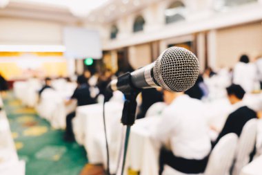 Seminer Odası mevsimlik insanlar arka plan ile mikrofon kadar kapatın