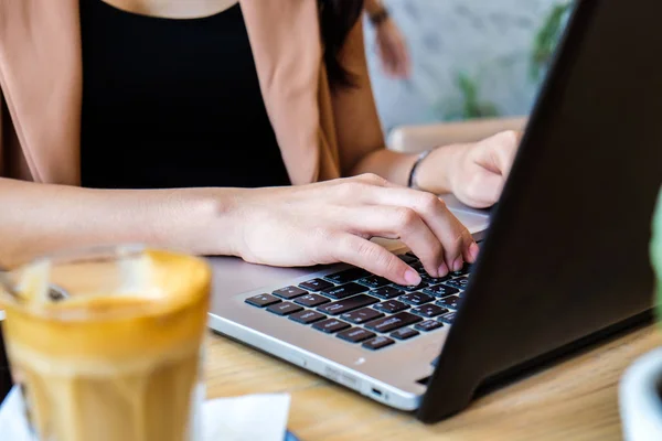 Women hand typing on laptop computer in cafe close up — Stock Photo, Image