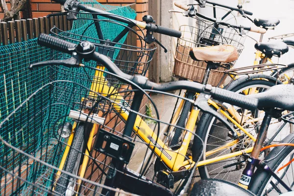 Σταθμεύουν Στο Δρόμο Δρόμο Πόλης Vintage Ποδήλατο Ποδήλατο — Φωτογραφία Αρχείου