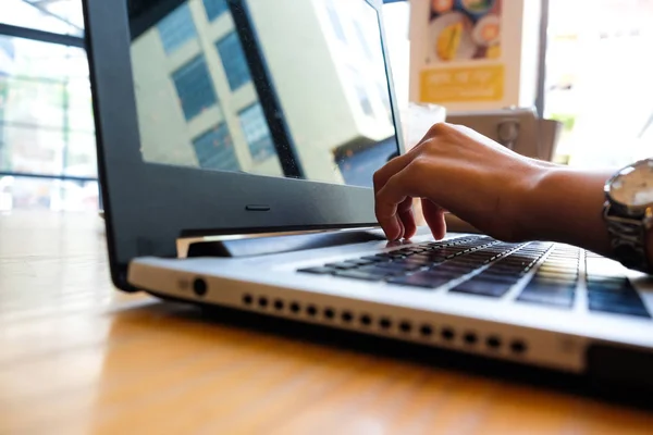 Frauen Tippen Mit Der Hand Auf Laptop Computer Café Großaufnahme — Stockfoto