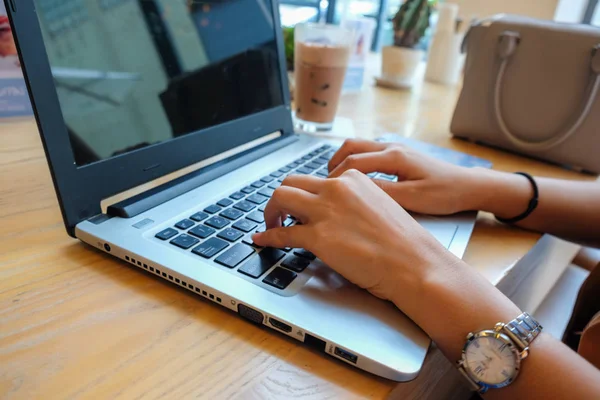 Mulheres mão digitando no computador portátil no café de perto — Fotografia de Stock