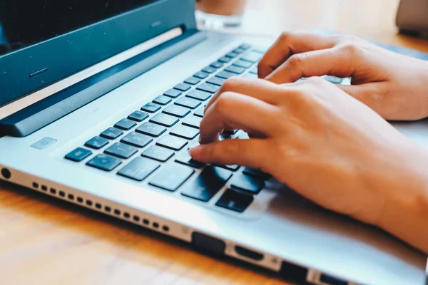 Mulheres mão digitando no computador portátil no café de perto — Fotografia de Stock