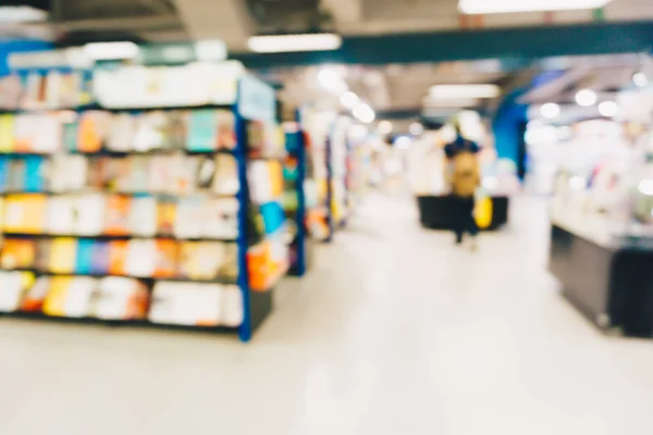 Education concept blurred people shopping and reading book in bo — Stock Photo, Image