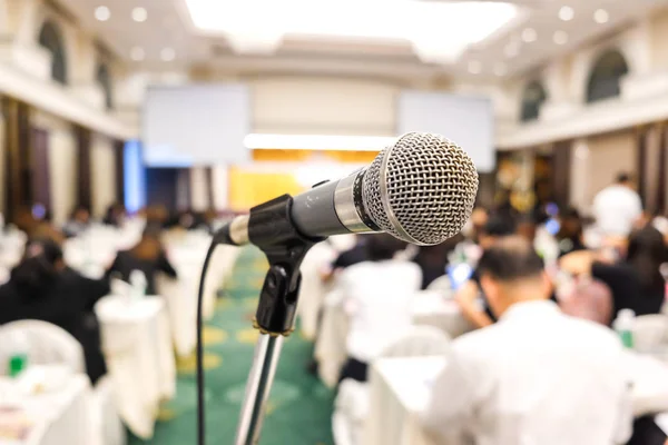 Gros Plan Microphone Dans Salle Séminaire Avec Fond Personnes Bleues — Photo