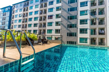 Yüzme Havuzu ile bina Condomunium