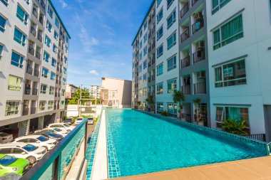 Yüzme Havuzu ile bina Condomunium