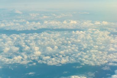 Yukarıda manzarası görünümünü bulut