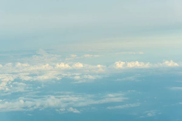 飛行機から雲の上のスカイライン ビュー — ストック写真