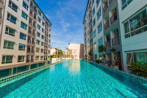 Здание кондоминиума с бассейном
