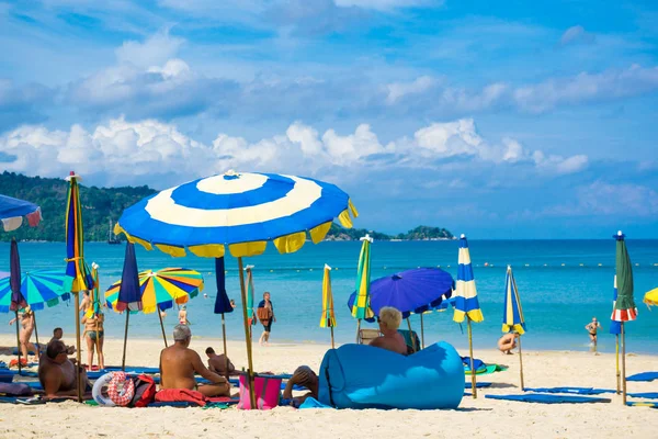 Silla Playa Con Sombrilla Una Orilla Del Mar Andaman Phuket —  Fotos de Stock