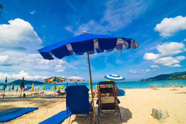 棕榈沙滩的椅子和雨伞 — 图库照片
